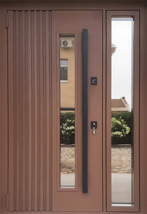 Входная термодверь со стеклом сбоку, металлорейками, длинной ручкой и коричневым покрытием