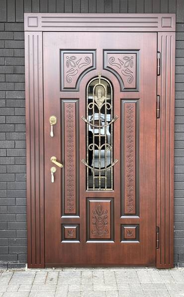 Стальная дверь с решеткой